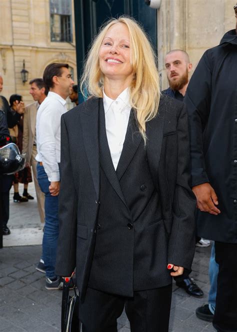 Pamela Anderson Looks Gorgeous Going Makeup Free At Paris Fashion Week Pamela Anderson Looks Gorgeous Going Makeup Free At Paris Fashion Week